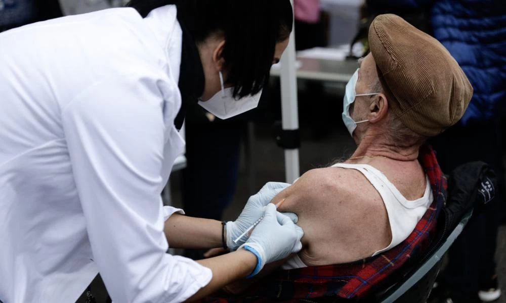 Έτρεξαν να εμβολιαστούν οι 60αρηδες: 150.000 ραντεβού 1ης δόσης από την Τρίτη